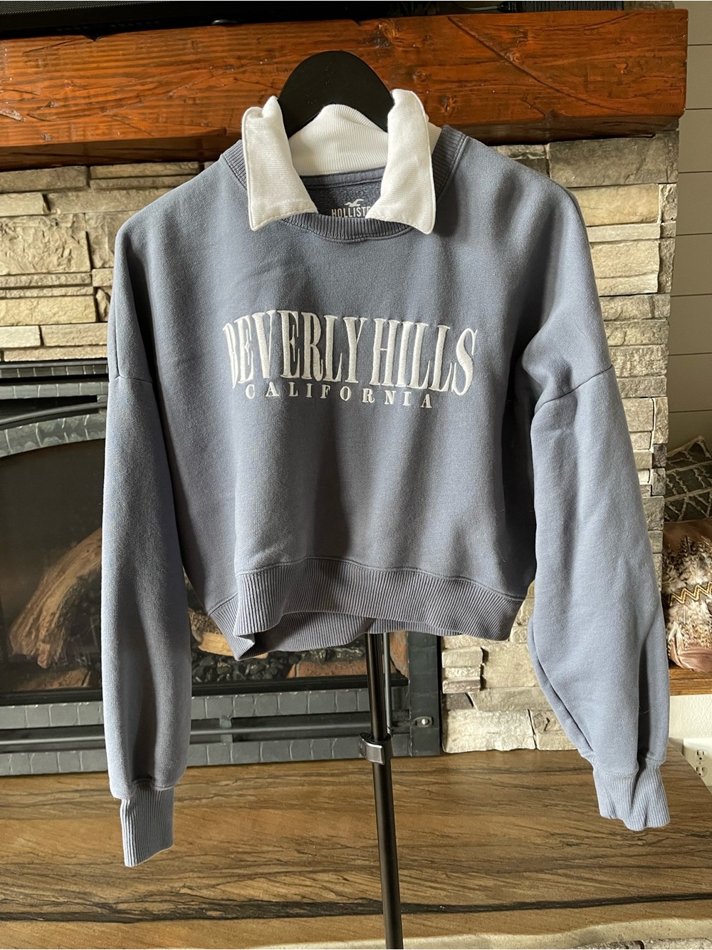 Hollister Beverly Hills Collared Cropped Sweatshirt XS